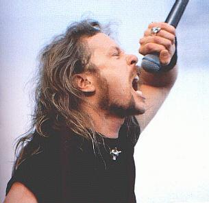 rare moments - one of the rare moments in which James Hetfield sings without his guitar.He is considered to be one of the best rythm  guitarists.