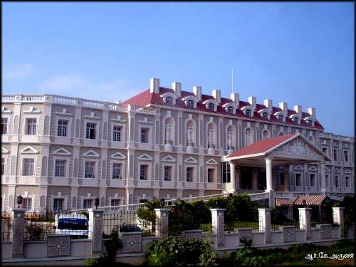 Jenny Club - One of the happening places at Coimbatore. This club has lot of meeting halls and also has a pool side area and a huge lawn...