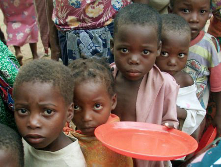 Hunger - children inline for food Hunger - children inline for food