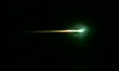 Unidentified green light streaking across the sky  - what&#039;s that light in the sky??