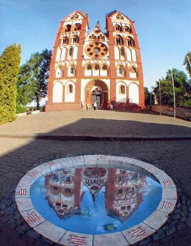 3d Amazing Street Arts, Drawings on Street with th - 3d Amazing Street Arts, Drawings on Street with the Colour Pencils