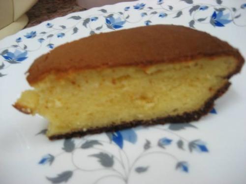 i made cheesecake! - this is a semi blurry image of the cheesecake that i baked a few days ago. it was okay but still not as cheesecake-y as the ones you can buy outside. i wonder how they make theirs? do you have any special recipe for making the yummiest cheesecake?