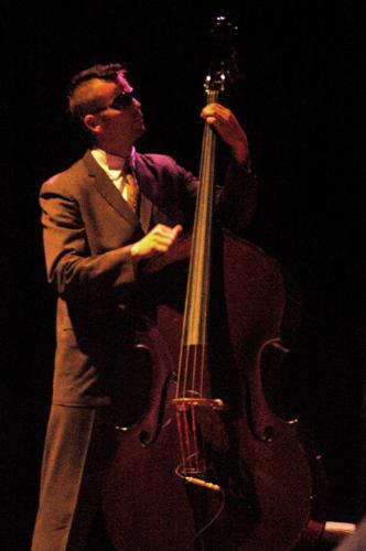 Eels - The eels live with strings in Antwerp in 2005.
