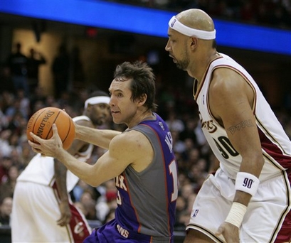 Steve Nash Dangerous Drive - Steve Nash of the Phoenix Suns drives pass over Cleveland Cavaliers Drew Gooden, in their NBA Basketball Game in Cleveland on 28 January 2007. The Phoenix Suns won their 17th straight wins after beating the Cleveland Cavaliers 115-110.