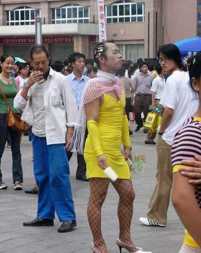 Funny people - The man is so funny, he wear womens dress and all people suprise with him