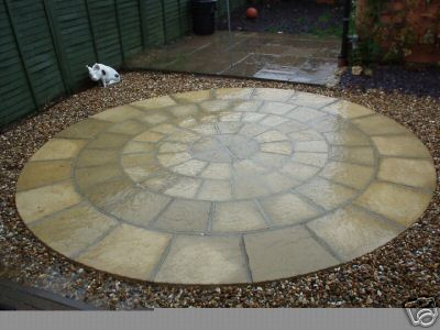 Round paving slabs - want something different, something a bit out of the ordinary, something you don't see on every street? Go for Round paving slabs