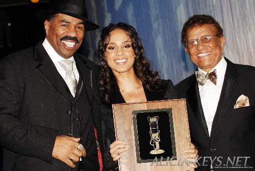 alicia keys - alicia keys smiles proudly as she hold on to this award