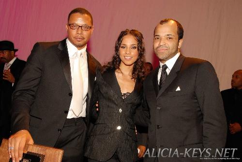 alicia keys - alicia keys looks so confident as she stands side by side with these famous personalities