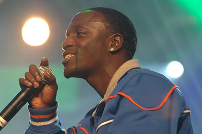 akon - Akon with a mic.