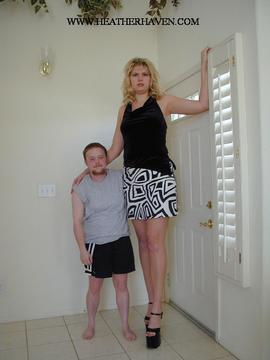 The tallest woman in the world! - The tallest woman in the world on the measure!