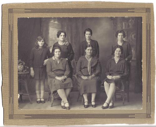 My G-Grandmother & her 6 daughters (Lancaster/ Sur - My G-grandmother, Bessie Cook- nee Surman - nee Lanacaster. She is the grand daughter of John & Jane Lancaster.