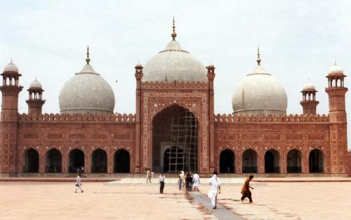 lahore badshahi mosque - Its the picture of badshahi mosque in lahore.It was bulid in the mugal rule in south asia. It represents the cultural heritage of the lahori people.