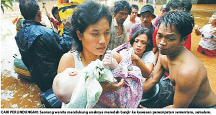 jakarta citizen running to save their life - Jakarta citizen running from flood and save their children.