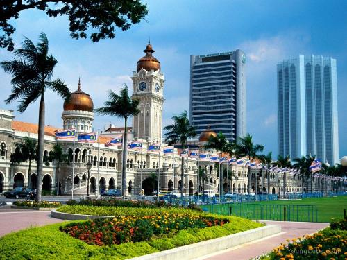 Sultan Abdul Samad Building, Kuala Lumpur, Malaysi - Topped by a shiny copper dome and a 40m high clock tower, it is a major landmark in the city. It serves as the backdrop for important events such as the National Day Parade on August 31 and the ushering in of the New Year. This heritage building used to be occupied by the then Apex Court of Malaysia, the Supreme Court which was subsequently renamed the Federal Court. The Court of Appeal was also housed in this historic building. The Federal Court and the Court of Appeals have since moved to the Palace of Justice located in Putrajaya, the new Federal administrative capital. The Sultan Abdul Samad Building now houses the Commercial Division of the High Court of Malaya. Behind the building flows the Klang river and across from it stands Jamek Mosque, a mosque of similar design by the same architect.