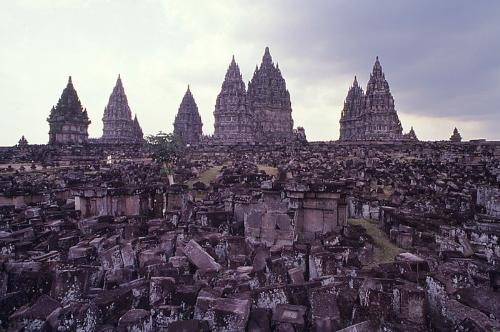 Prambanan - The great hindu temples at Prambanan were built between the 8th and 10th centuries AD. When Java were ruled buy Hindus in the north and and Buddhists in the south. In this temple 17 km east of Surakarta (Solo), you can see a mix of the two religions in it's architecture and sculptures. Many of the temples were destroyed by an eartquake in the middle of the 16th century and also by treasure hunters and people looking for building material. But it still is a great site with the temples proudly sticking up from the rubble!