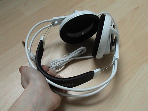Icemat Siberia - Once I got to the testing part I plugged them into my z560 volume control, though it increased my bass, which is a side effect of the logitech speakers. And it seems the problem doesn't go away using headphones plugged in the volume control. I then plugged the headphones into the back of my motherboard and used onboard sound. Now I know onboard sound doesn't match a high-end audio system but it sure perform great enough for me to enjoy my games. Bass levels were normal again and the sound was clear and seems incredible for the price.  Games were no problem for the Icemat Siberia, and neither were mp3's. There's no real way to give you an idea of how well these headphones perform but I can tell you that it performs great for the price you pay.  I'd rather see a de-attachable microphone to the side of the headphones instead of a clip on microphone. I was not really impressed by the microphone, you'll either need to speak louder for the microphone to really record anything or have it really near your mouth.