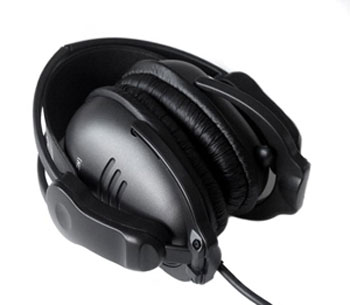 SteelSound 3H - I already checked out the SteelSound 4H. It's a real nice addition to the line of headsets that SteelSound is offering. But they've also managed to create a cheaper headset that you can fold up to take with you. Now it's cheaper, and the ear cones are smaller so let's see if it's worth the money.  SteelSound 3H is a compact and lightweight headset for gamers who frequently attend LAN events, and expect high quality sound. With it's foldable design the size of the SteelSound 3H makes for easy transportation, even in the most crammed situations.  A strong bass and crystal clear sound will help you determine where you can expect the next encounter with your enemy. At a very affordable price, everyone will now be able to buy a high quality gaming headset build for and by professional gamers.  The SteelSound 3H comes equipped with a retractable, unidirectional microphone that can be completely retracted into the headset, meaning the microphone will only have to be visible when in use. Featuring a 50 - 18.000 Hz pickup pattern your voice will be communicated to the recipients with perfect clarity, making it a excellent choice for both games and IP-telephony programs like Skype.