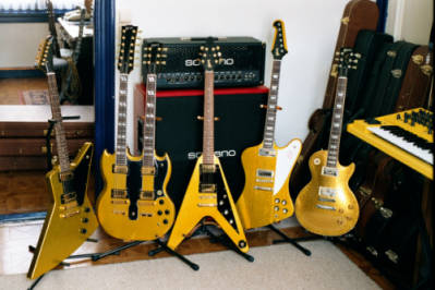 Gold Gibsons - A unique collection of golden Gibsons.Guitars ,Guitars,guitars everywhere.:-)check out the flying V and the explorer models.