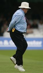 Umpire Vs Technology - Pic of David Shepherd ..the sucessful umpire(almost)..Can ICC has Class Umpiers?