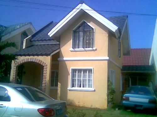 Antipolo House - the place we're renting in Maia Alta, Antipolo City,Philippines. A 2-storey house with 2 bedrooms upstairs and another one downstairs. The entrance at the back, the one on the right side of the photo leads to the kitchen, while the one at the front, opens to the living room...