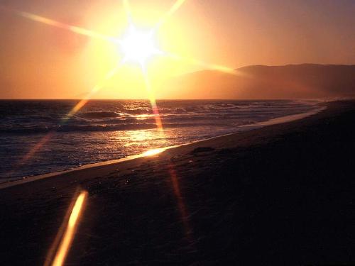 Sunset in hawaii - This is the beautiful hawaiian sunset.Enjoy it.....................