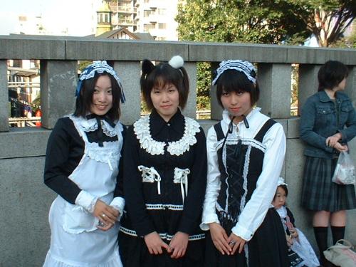 Japaneses - 3 beatiful japaneses with a strange clothes.