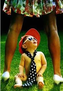 Wat is he looking for? - baby looking at his mother this way?