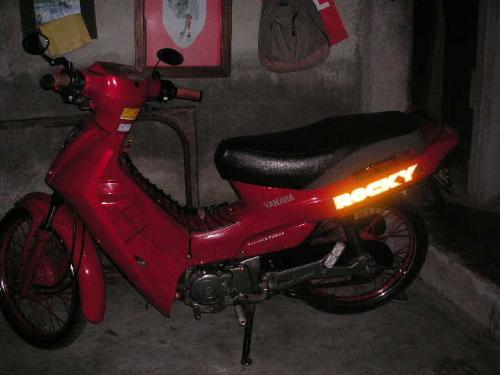 Full View of Yamaha Cryton Std 100cc - nice, shiny, and beautiful bike... i love this...