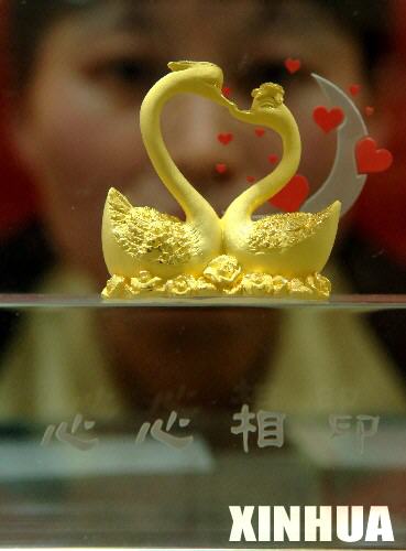 Golden Valentine - A luxury valentine gift, Heart to heart.