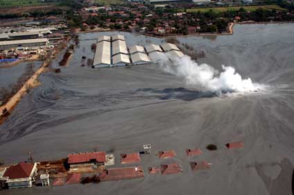 'LAPINDO' Hot Mud Flow in Sidoarjo - The overflowing of hot mud in Porong, Sidoarjo, East Java incresingly increased. This was shawn with smoke thit that fly above from the centre of the spurting. High the spurting of mud was estimated around 10 metre with the volume 50 THOUSAND CUBBIC METRE/ the day.
