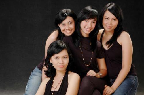 'which one uthink prettty?' - gank Piratesware girls