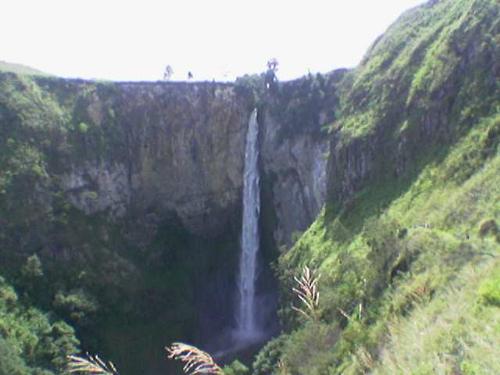 the waterfall sipiso-piso - by cyberbanget