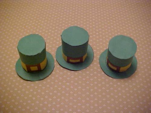 Tiny Leprechaun Hats - All made from constuctuion paper and easy to make!