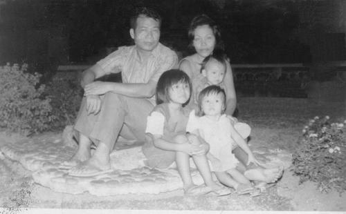 my family - We used to hang out at the Mandaue City plaza with the whole family. These are memories I revisit - a refuge from all the world. Me, my tatay, my nanay and my two sisters akoy and itchong. Yes, we got funny names...