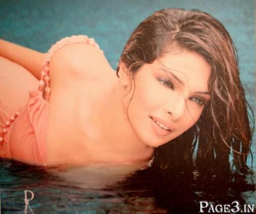 beautiful Priyanka.... :) - she is a beautiful actress ...... beautiful but not tallented