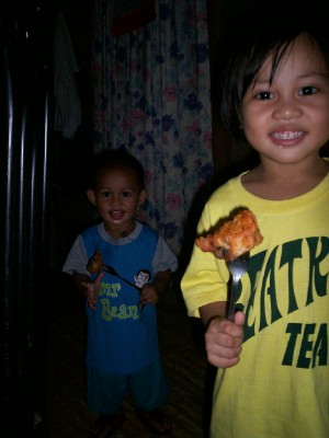 bea and churchil eats - eating fried chiken