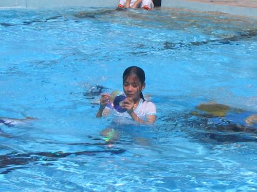 Mermaid - Company outing 2006. Just fo fun, i joined this contest. Pick up the CD's under the water. Each letter correspond to a letter and we need to form our company's name... waaah! very hard but exciting... unfortunately, i did not won. You know why? I don't know how to spell... wahahaha! Just kidding...