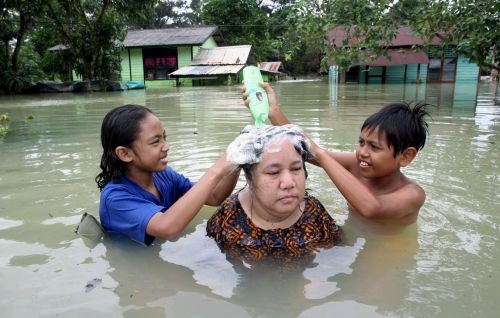 Shampoo during Floods  - Parts of Malaysian was hit with floods and i found this pic quite funny.