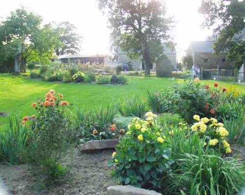 I want a flower garden like this! - This is the type of flower garden I want in my side yard.