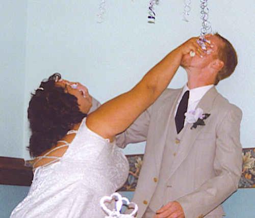 Cake hunny - Feeding each other cake