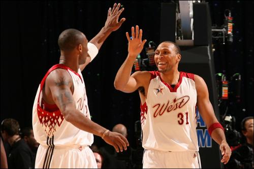 Shawn Marion and Kobe Bryant in ASG 2007 - Shawn Marion and Kobe Bryant, both from the Western Conference, both are the best dunkers in the NBA.