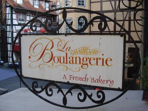 bakery houz - Belive it or not? during our vacation, we stayed above the bakery house at Colmar Tropical. every morning we smelt the buns and cookies they made. i cant stand the smell because i love buns and cookies!! i even have this thought-i would like to check out their kitchen and watch how they run the bakery house!! but nah..i dont dare to do it. hey, do check out my other photos ya.