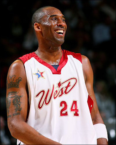 Kobe Bryant smiles in ASG 2007 - What was Kobe Bryant smiling for? Because of his performance in the ASG? Who knows.