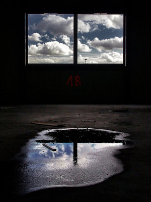 Conceptual - This pic is so conceptual... but I don't know how...? I just like it.
