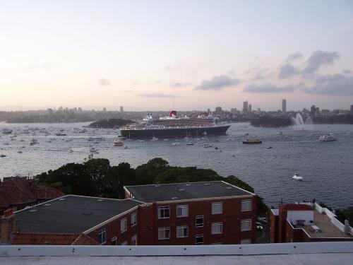 Queen Mary Cruiser - The Queen Mary coming into Sydney Harbour