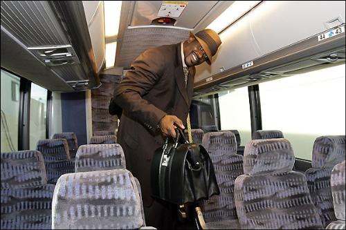 Shaq arrived to the stadium - This is a funny photo of Shaquille Oneal. I think that Sahq is really a very funny person, both in and of the court. Do you agree? =)