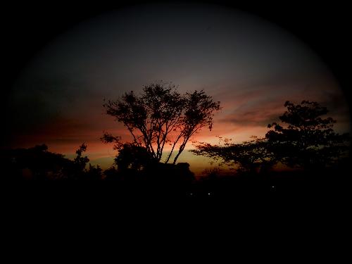 what a lovely sunset - I took this picture when Ontoy and I visited my dad's grave in Manila Memorial Park, Paranaque City. Feb 18, 2007/Sunday