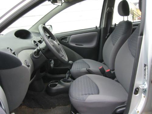 Toyota Echo - Interior photo