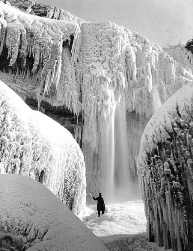 Niagra Falls Frozen in 1911 - Rare Picture