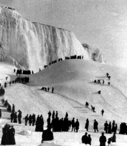 Niagra Waterfalls Frozen in 1911 Rare Picture - Niagra Waterfalls Frozen in 1911. Its a rare picture.